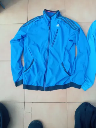 ABBIGLIAMENTO SPORTIVO E FELPA. 10 € A PEZZO.
