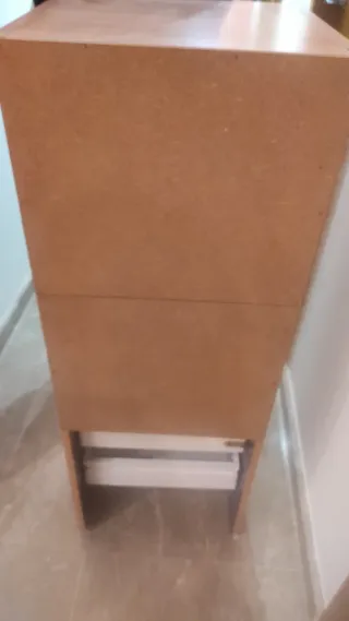 Cajonera de madera con tiradores plateados