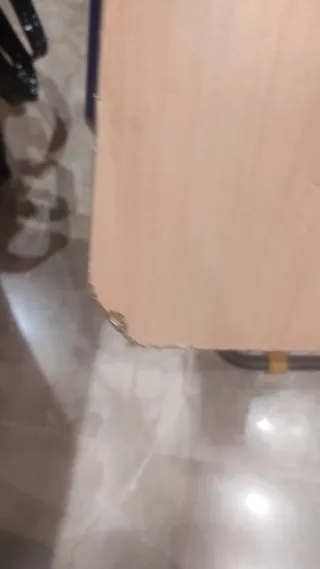 Cajonera de madera con tiradores plateados