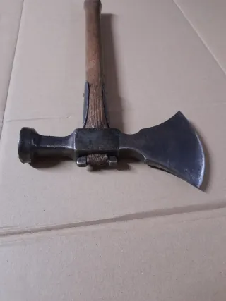 Hacha de bombero antigua