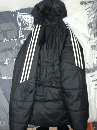 Chaqueta Adidas acolchada con capucha
