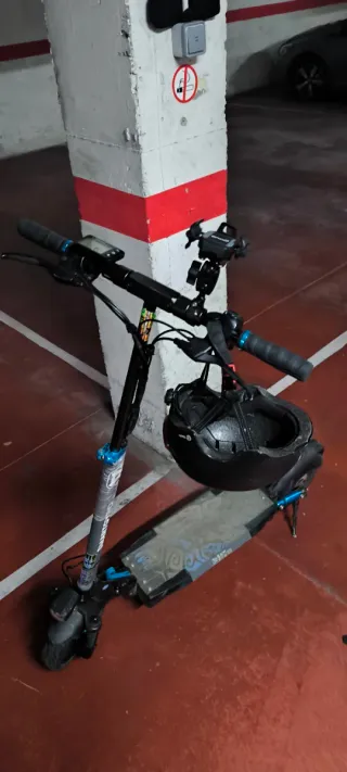 Patinete Eléctrico Negro con Casco