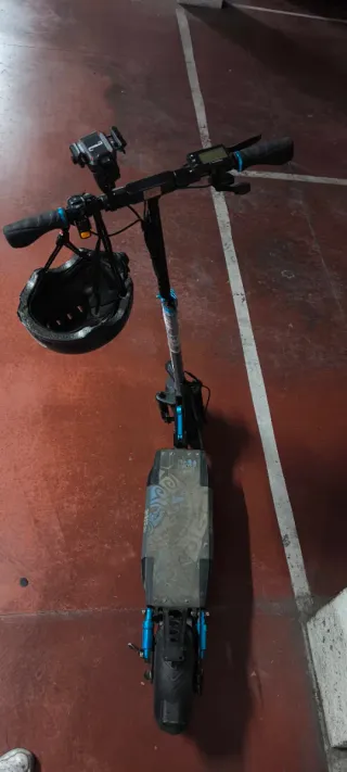 Patinete Eléctrico Negro con Casco