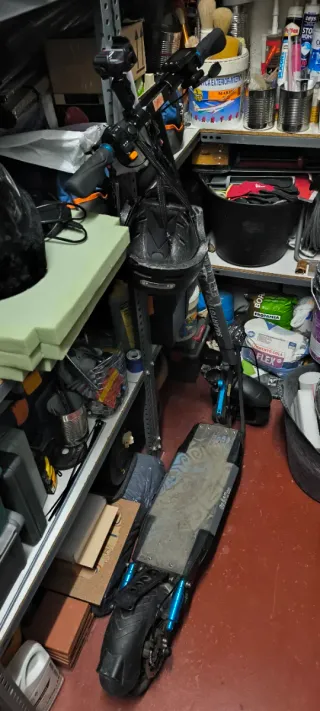 Patinete Eléctrico Negro con Casco