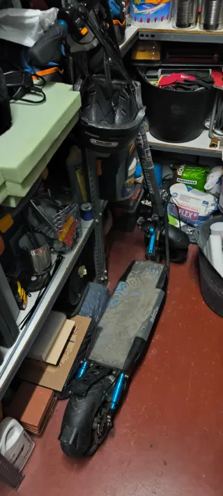 Patinete Eléctrico Negro con Casco