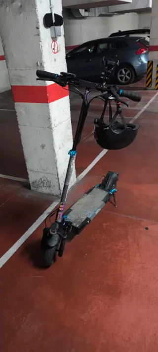 Patinete Eléctrico Negro con Casco