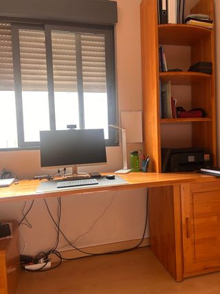 Escritorio de madera con estantería Y dos armarios