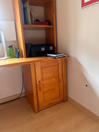 Escritorio de madera con estantería Y dos armarios