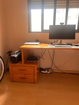 Escritorio de madera con estantería Y dos armarios