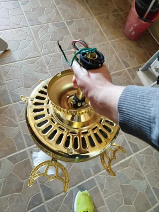 Lámpara de techo dorada con tulipas