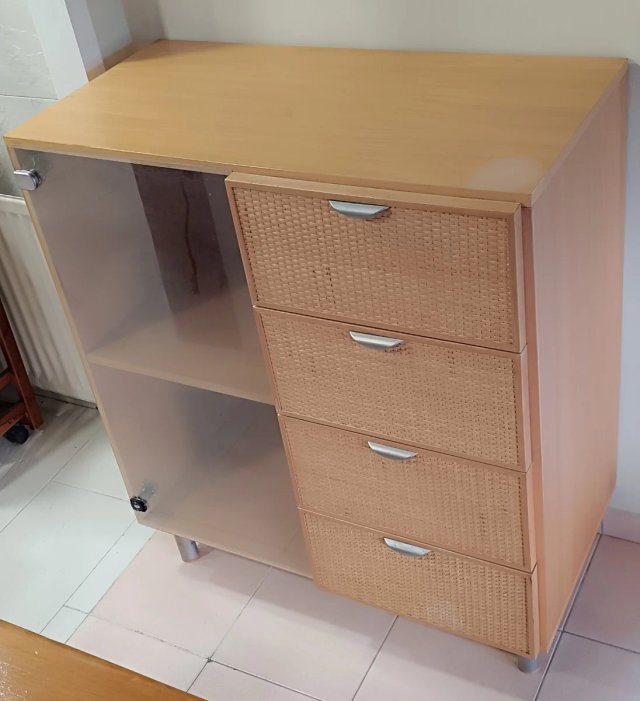 Mueble 4 cajones mimbre, puerta cristal
