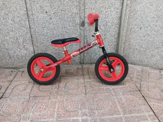 Bicicleta infantil roja