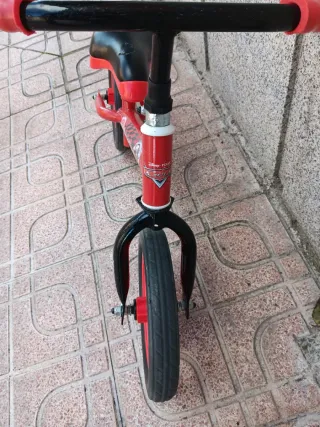 Bicicleta infantil roja