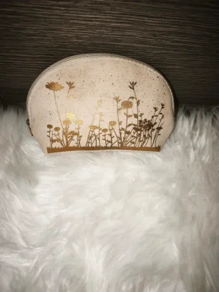 Astuccio beige con fiori dorati