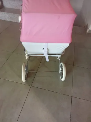 Carro de muñecas clásico blanco y rosa
