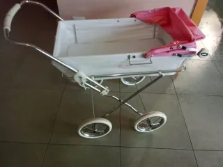 Carro de muñecas clásico blanco y rosa