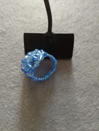 Anillo de cuentas azules