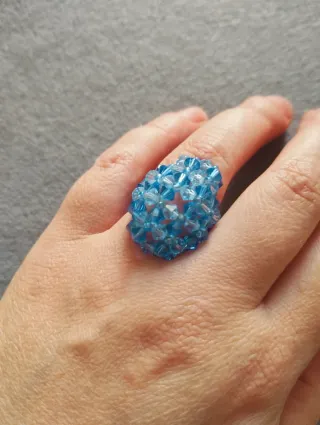 Anillo de cuentas azules