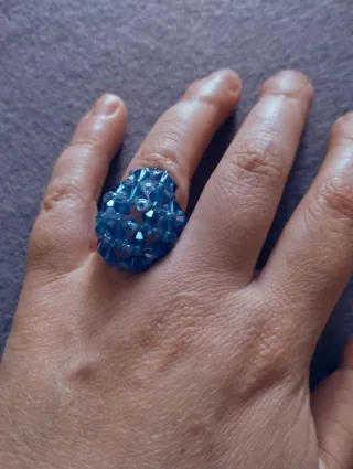 Anillo de cuentas azules