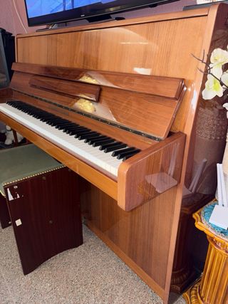 Piano de madera con banqueta