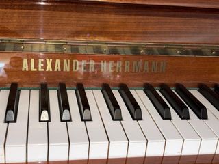 Piano de madera con banqueta