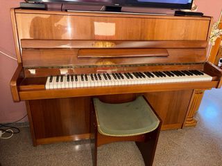 Piano de madera con banqueta