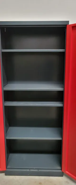 Armario metálico rojo con cerradura