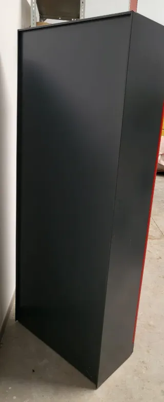 Armario metálico rojo con cerradura