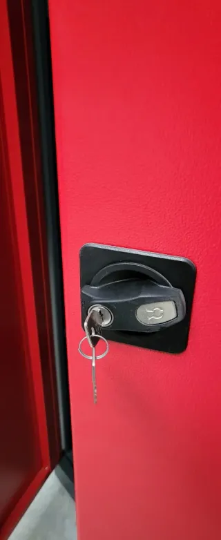 Armario metálico rojo con cerradura