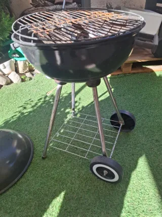 Barbacoa redonda negra y plateada