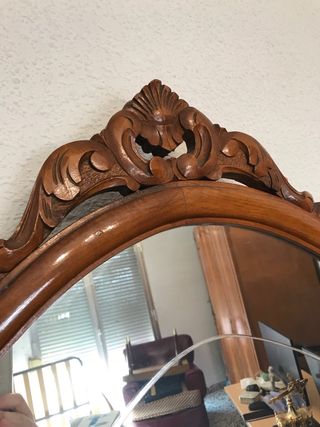 Cómoda antigua de madera con tapa de cristal.