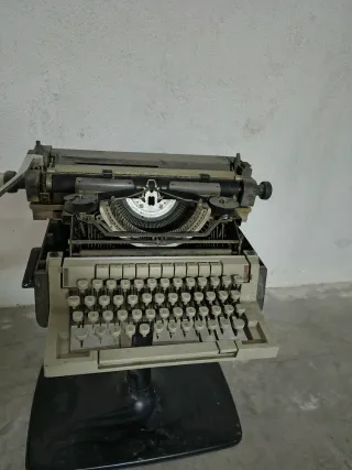 Máquina de escribir Olivetti Lexicon 80