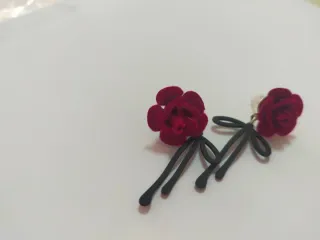 Pendientes Rosa Roja con Lazo Negro