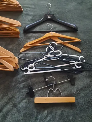 Lote de 22 perchas de madera de Ikea