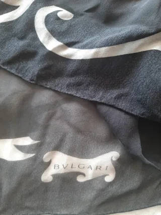 Stola Bulgari in seta nera e disegni beige