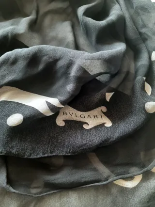 Stola Bulgari in seta nera e disegni beige