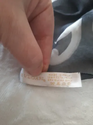 Stola Bulgari in seta nera e disegni beige