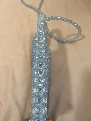 Mini bolso de perlas azul, pequeño y estilizado.