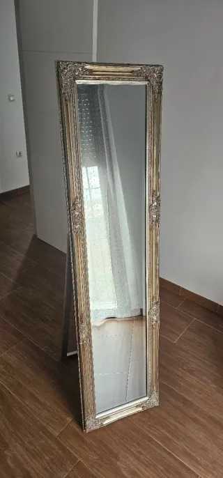 Espejo de pie diseño dorado