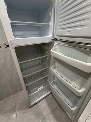 Nevera blanca con congelador