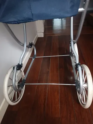 Carrito de bebé clásico azul, le falta una rueda