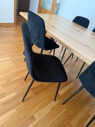 Mesa de madera y metal incluye las sillas