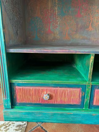 Mueble de madera maciza pintado