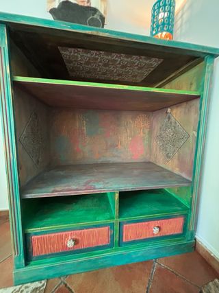 Mueble de madera maciza pintado