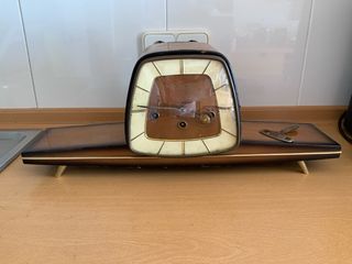 Reloj antiguo sobre base de madera