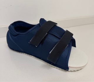 Zapato ortopédico azul y blanco