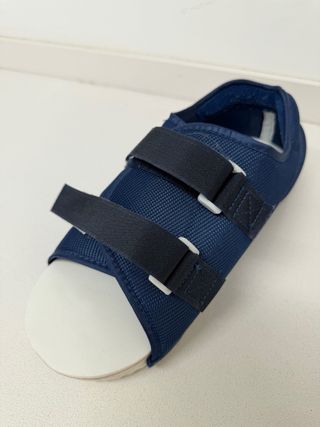 Zapato ortopédico azul y blanco
