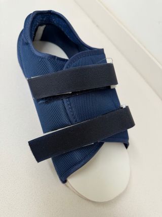 Zapato ortopédico azul y blanco