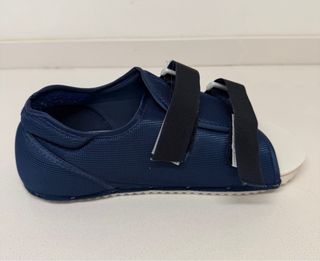 Zapato ortopédico azul y blanco