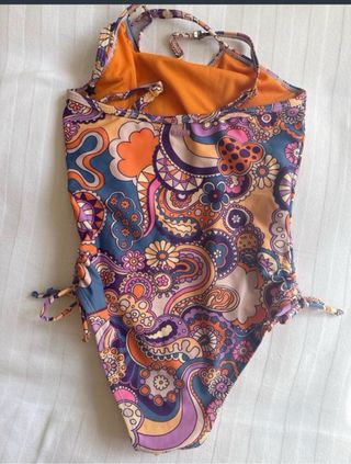 4 bañadores niña 7-9 años por 10€ los 4